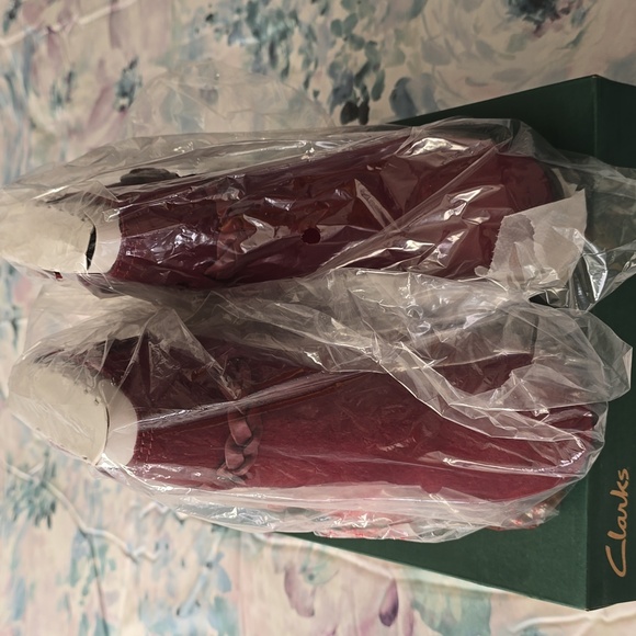 New Women's Wine Clarks Booties with Side Zip, Braid and Buckle. Size 8.5 medium - Picture 7 of 7